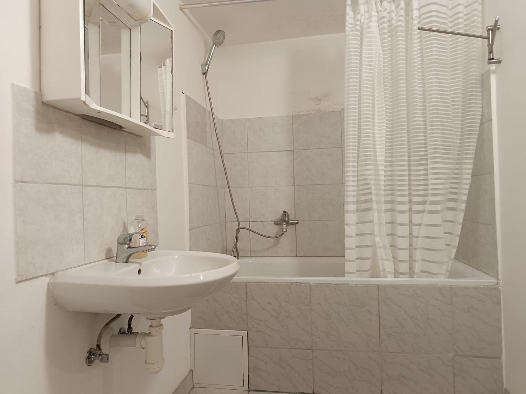 Basic Underground Next To The Center - Tram Line, Cool Local Area Apartment Prag