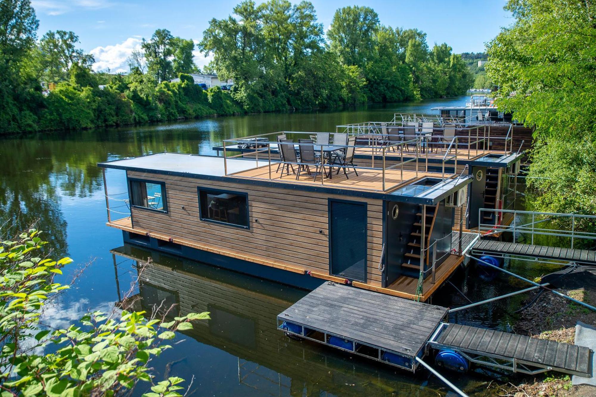 Bay Houseboats 3*
