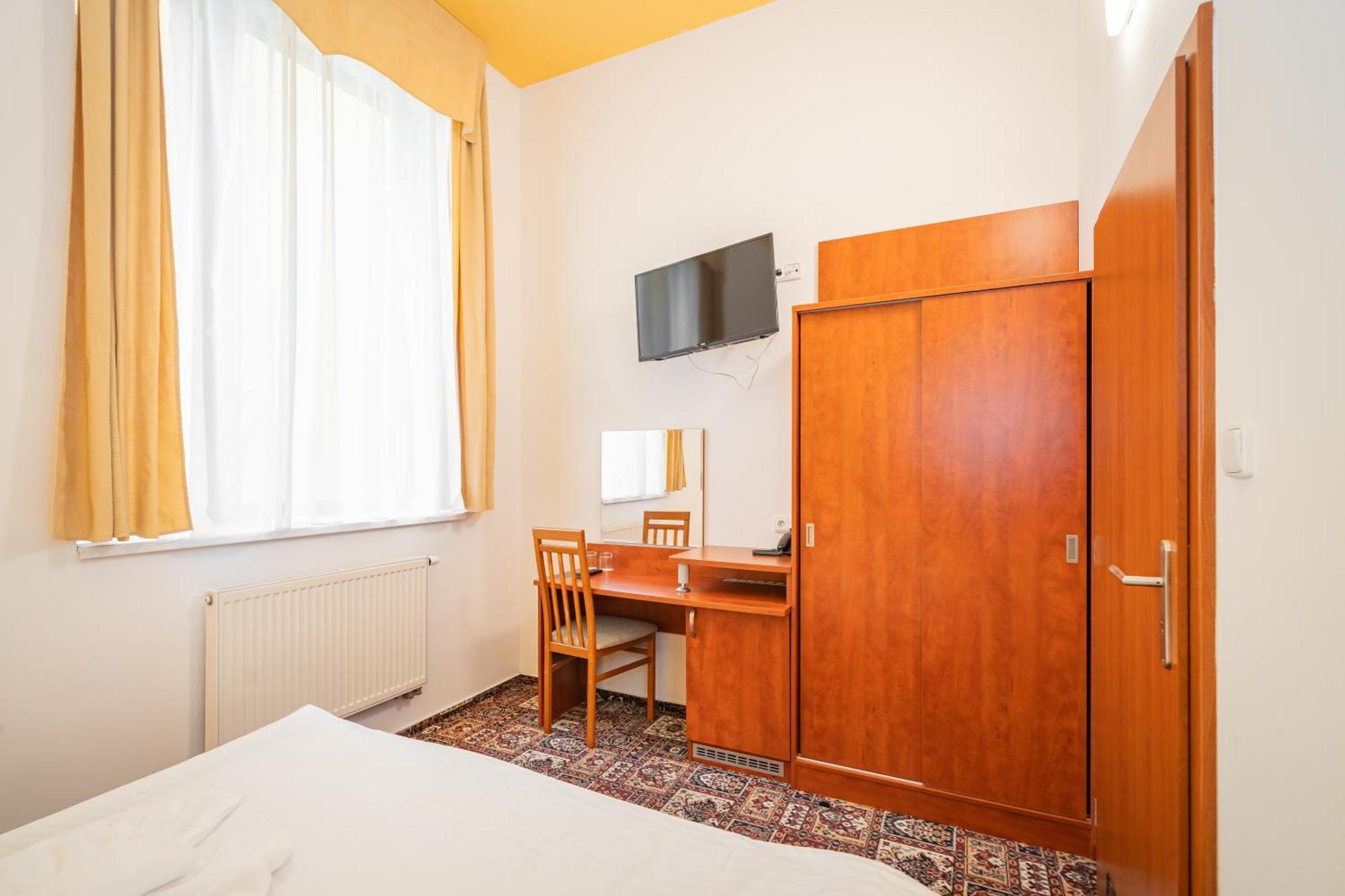 Hotel De Luxe 3*