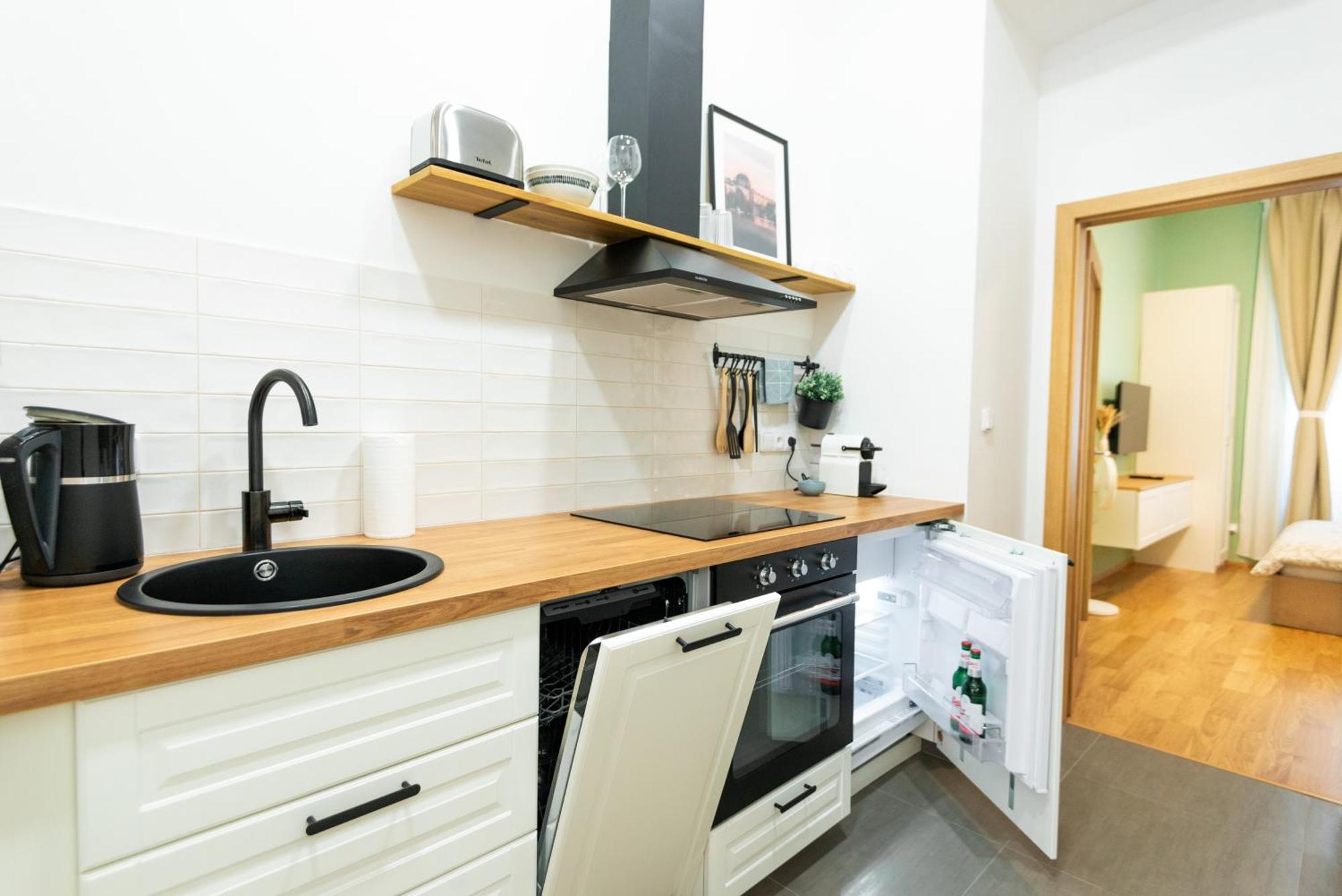Modern & Spacious Near The Old Town *