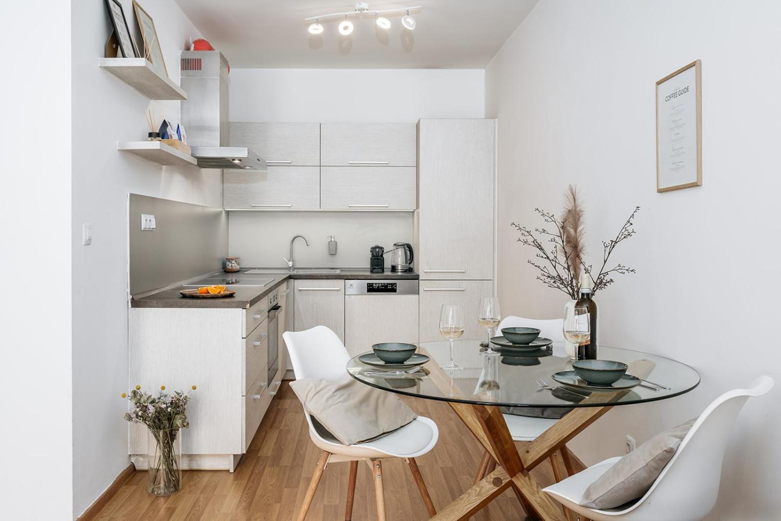 Days - Bright - Balcony - Private Parking Apartment Prague