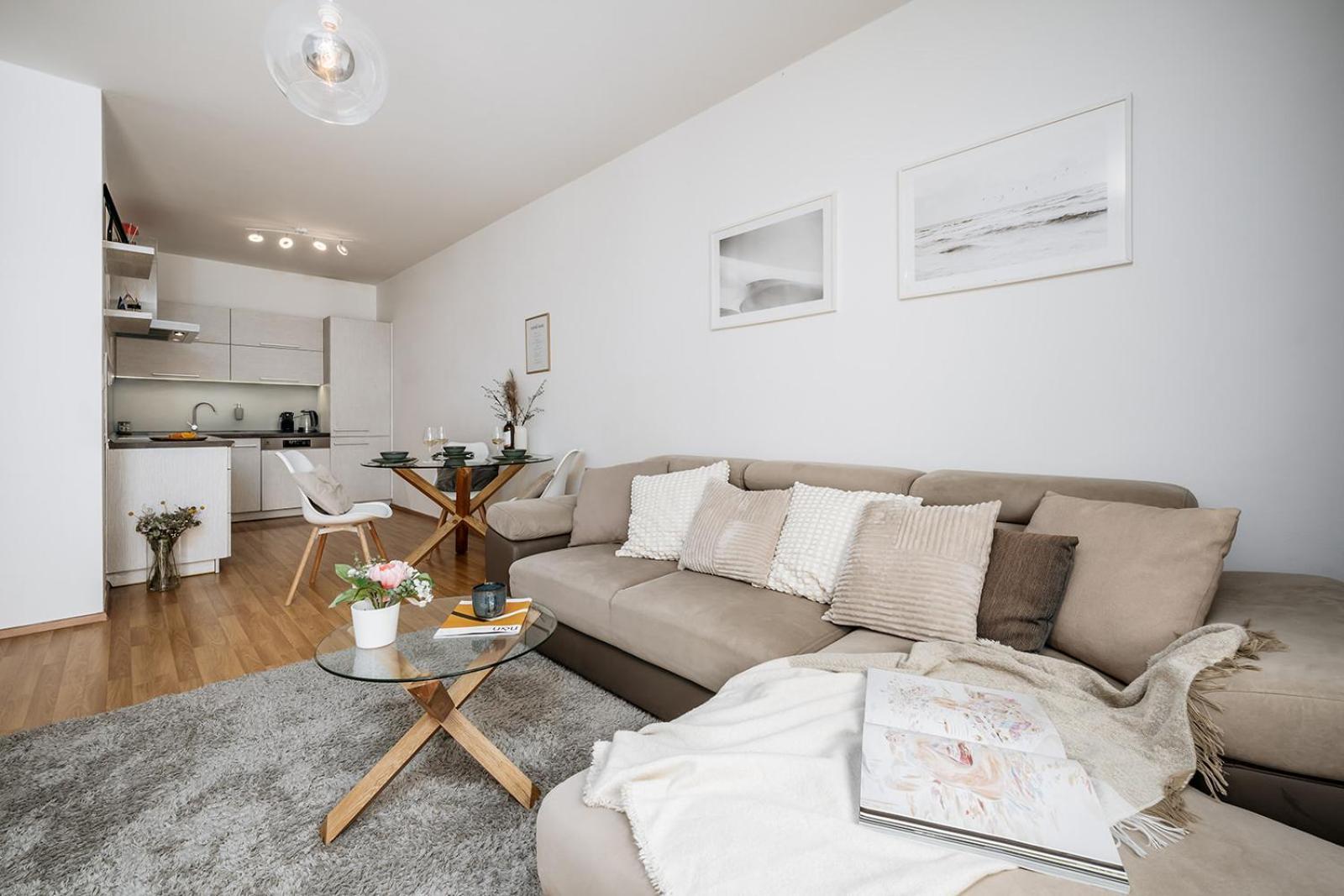 Apartment Days - Bright - Balcony - Private Parking