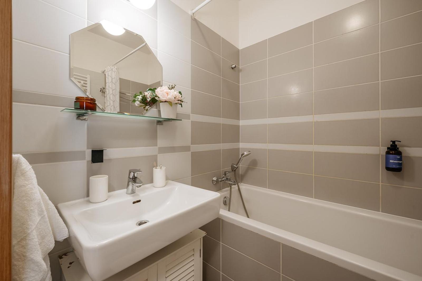Apartment Days - Bright - Balcony - Private Parking Prague
