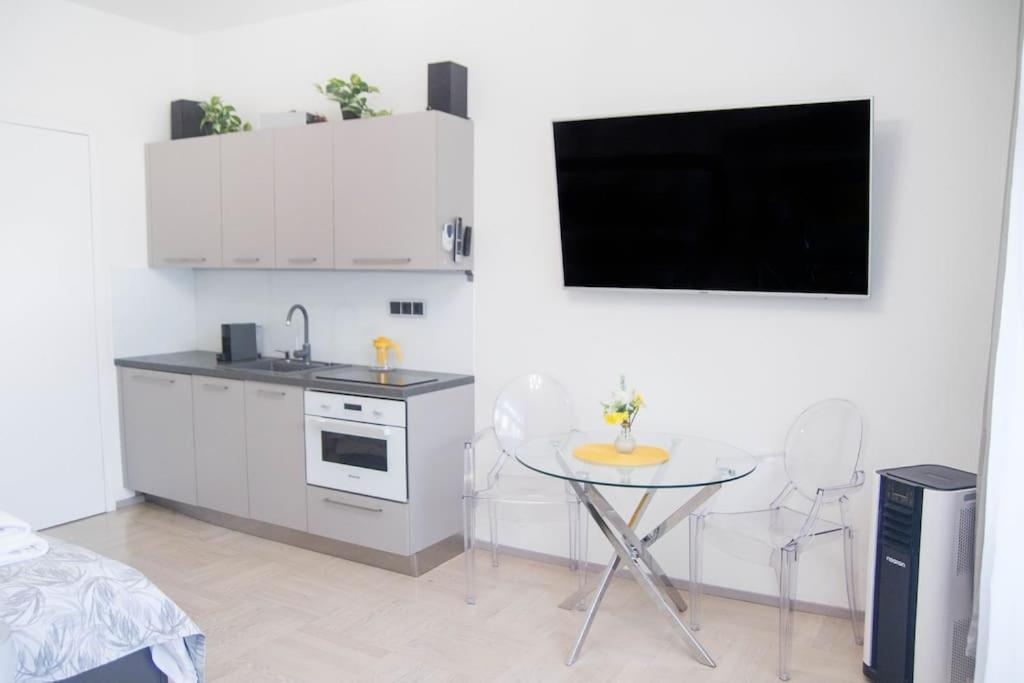 New Exclusive With Ac Nearby Metro Appartement Prague