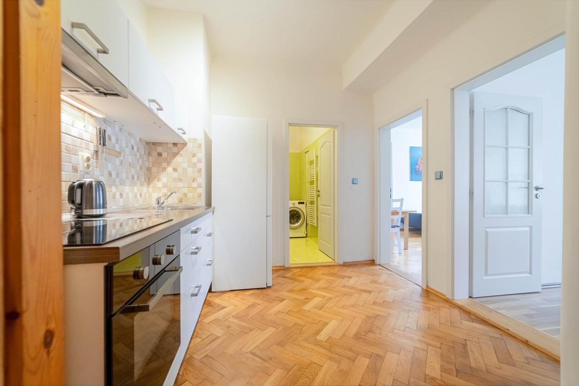 Spacious Central Budget-friendly By Rentez Daire *