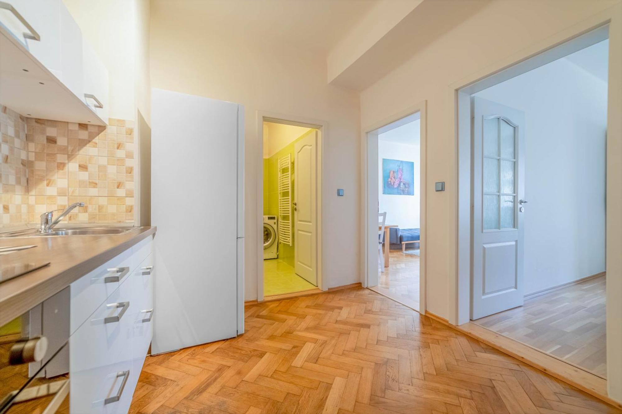 Daire Spacious Central Budget-friendly By Rentez Prag