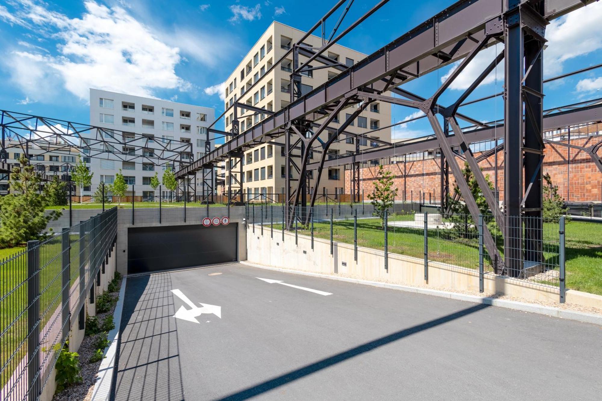 Bright 2br - 4th Floor, Balcony, Free Parking By Gravity Daire
