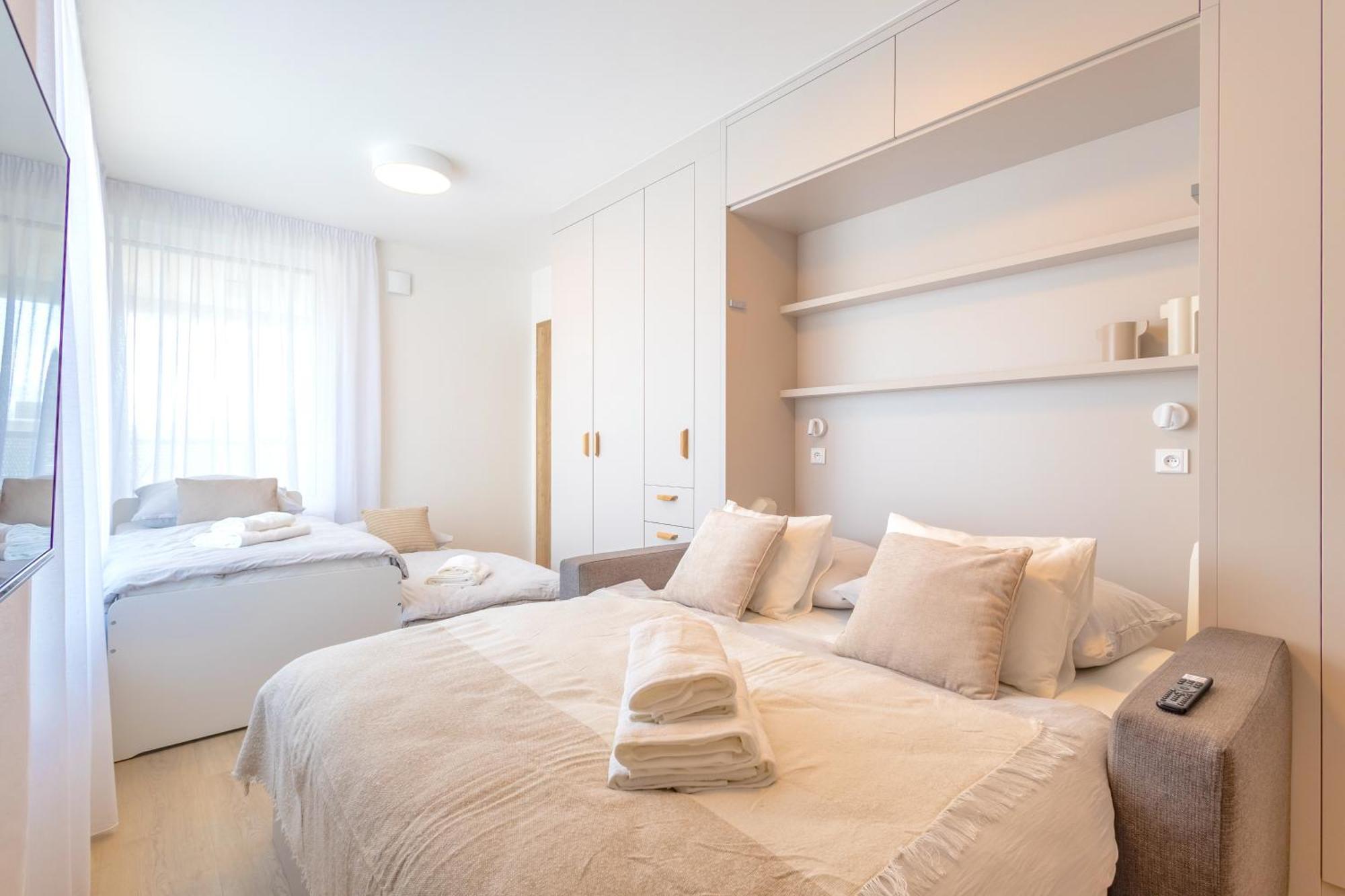 Bright 2br - 4th Floor, Balcony, Free Parking By Gravity Daire *