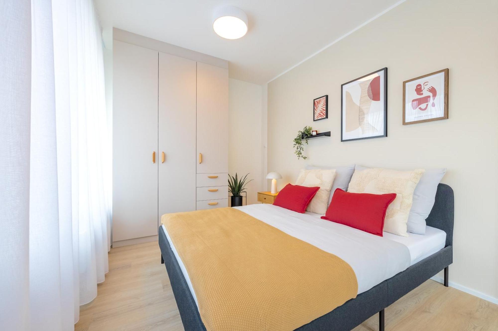 Bright 2br - 4th Floor, Balcony, Free Parking By Gravity Daire *