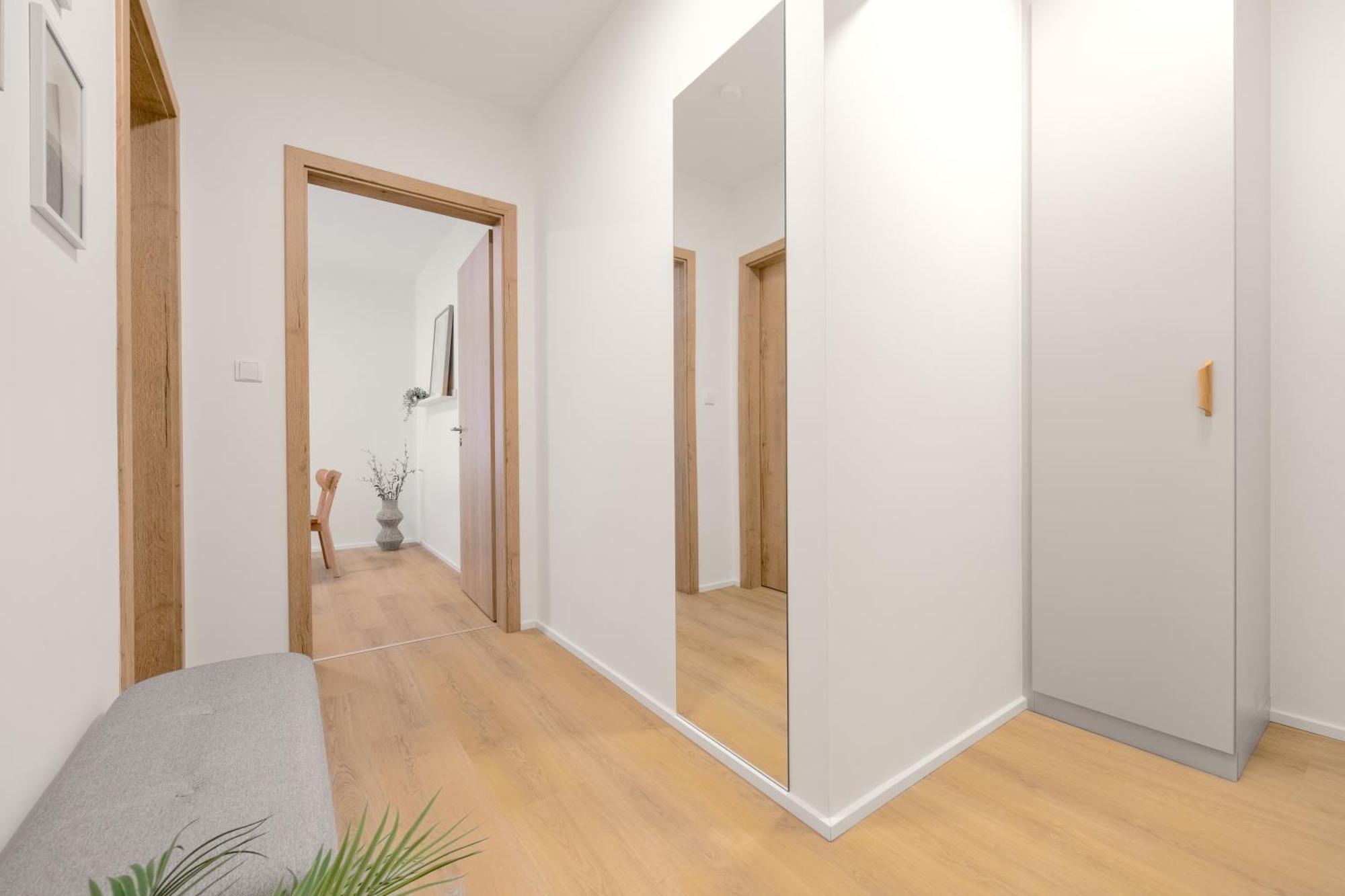 Bright 2br - 4th Floor, Balcony, Free Parking By Gravity Daire