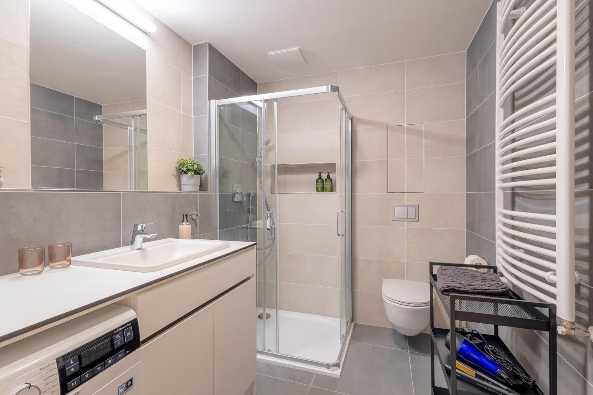 Daire Bright 2br - 5th Floor, Balcony, Free Parking By Gravity *