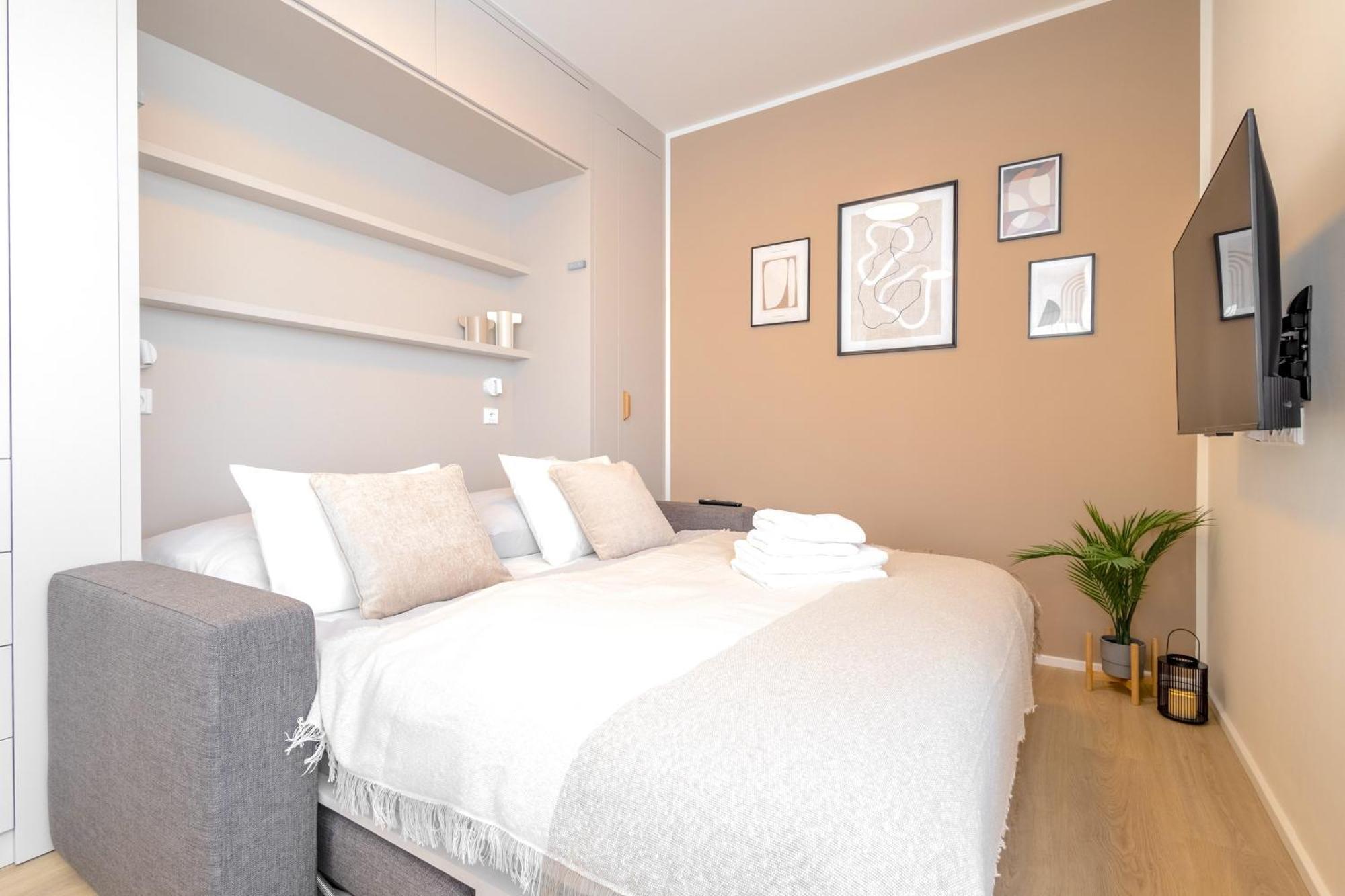 Bright 2br - 5th Floor, Balcony, Free Parking By Gravity Daire Prag