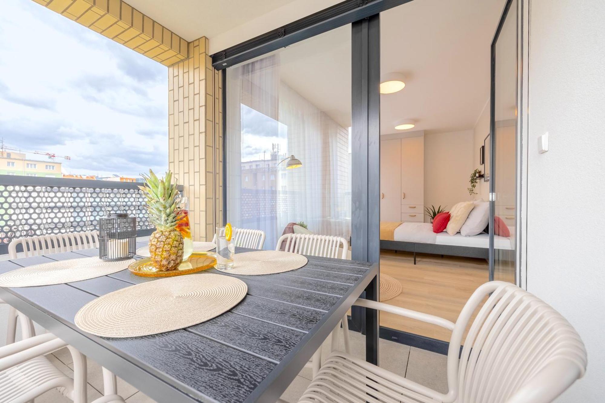 Apartment Bright 2br - 5th Floor, Balcony, Free Parking By Gravity Prague