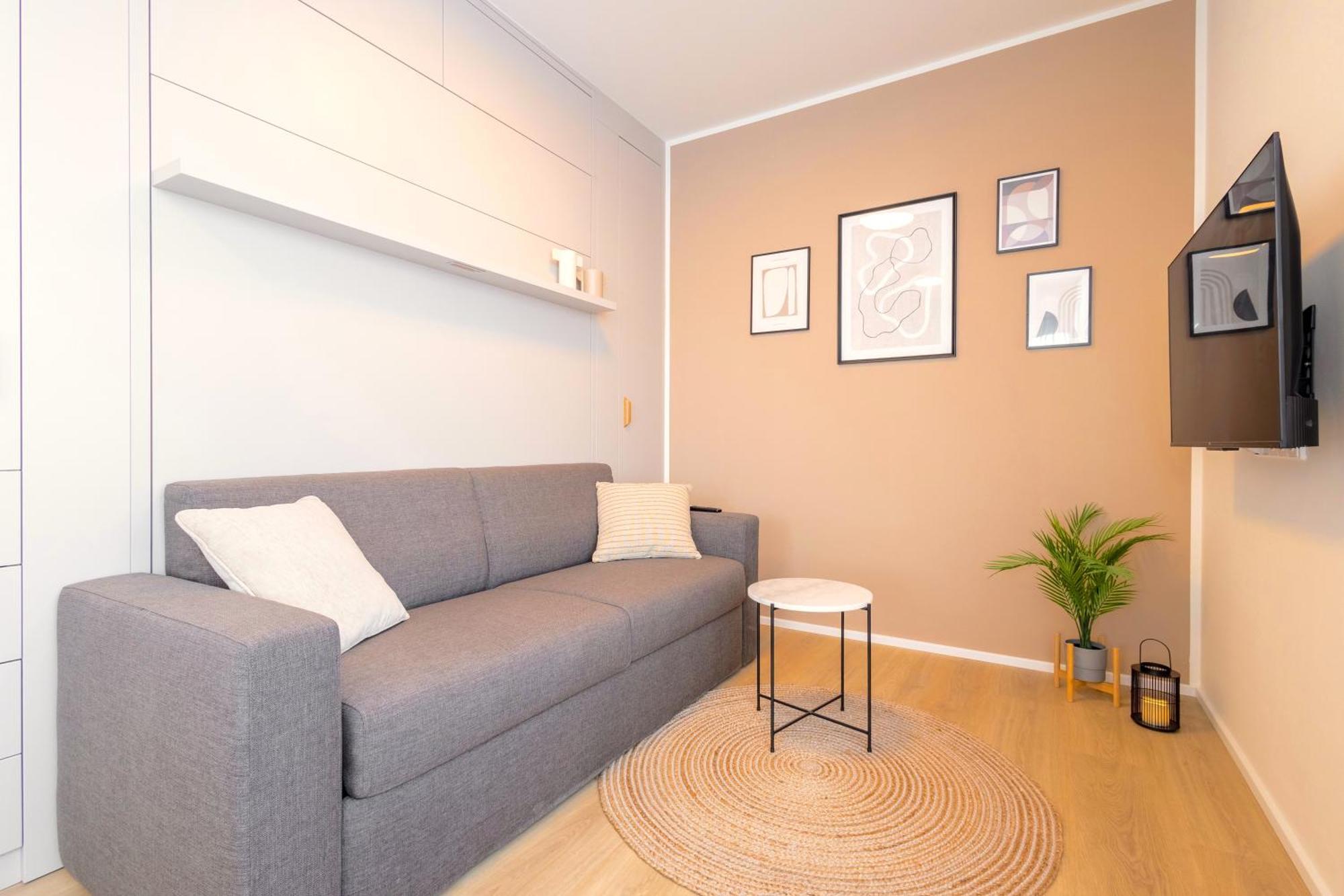 Bright 2br - 5th Floor, Balcony, Free Parking By Gravity Daire