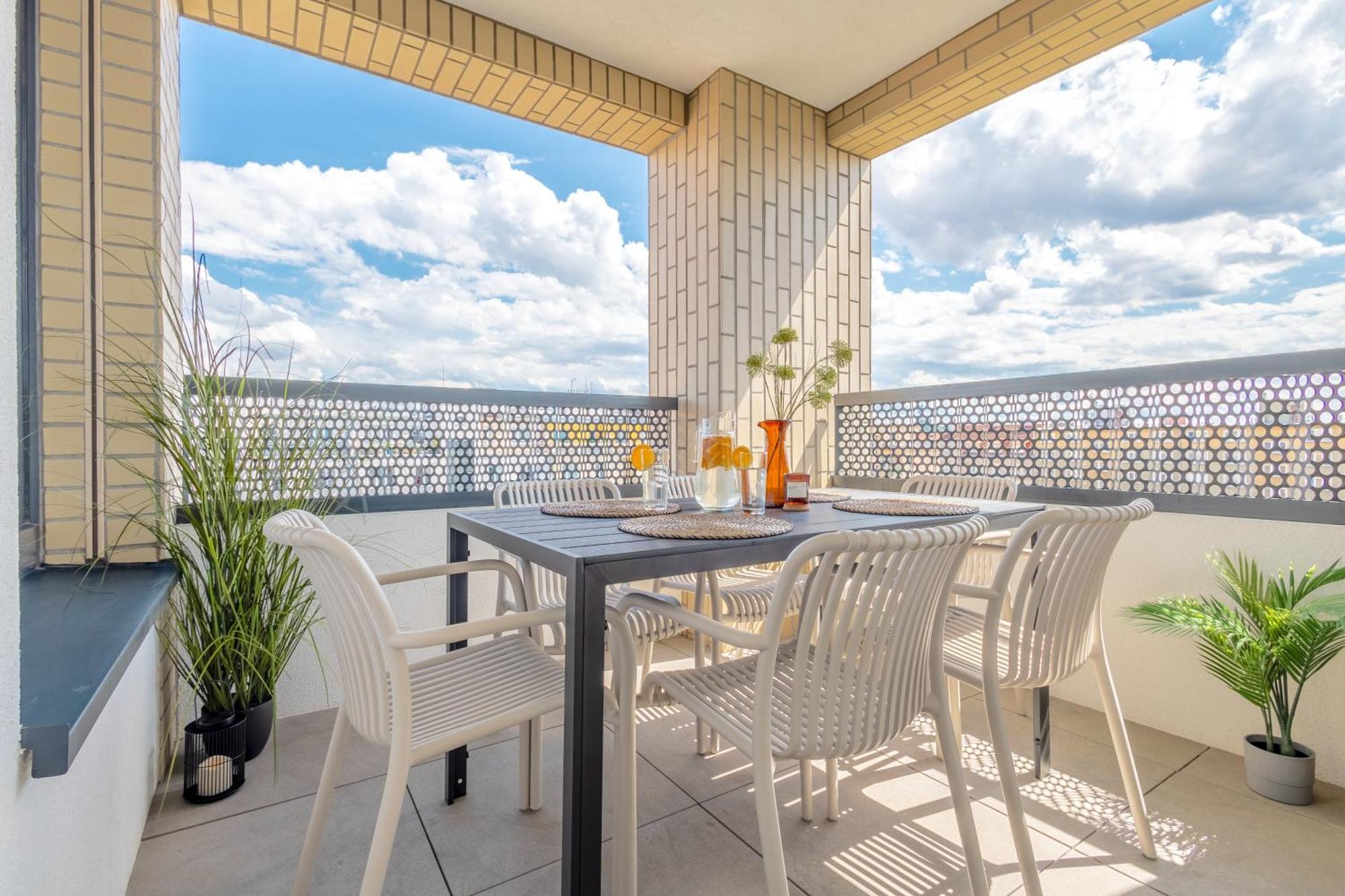 Daire Bright 2br - 5th Floor, Balcony, Free Parking By Gravity Prag