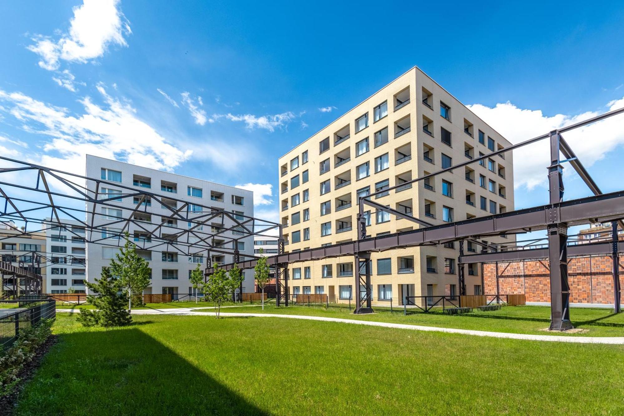 Bright 2br - 5th Floor, Balcony, Free Parking By Gravity Daire *