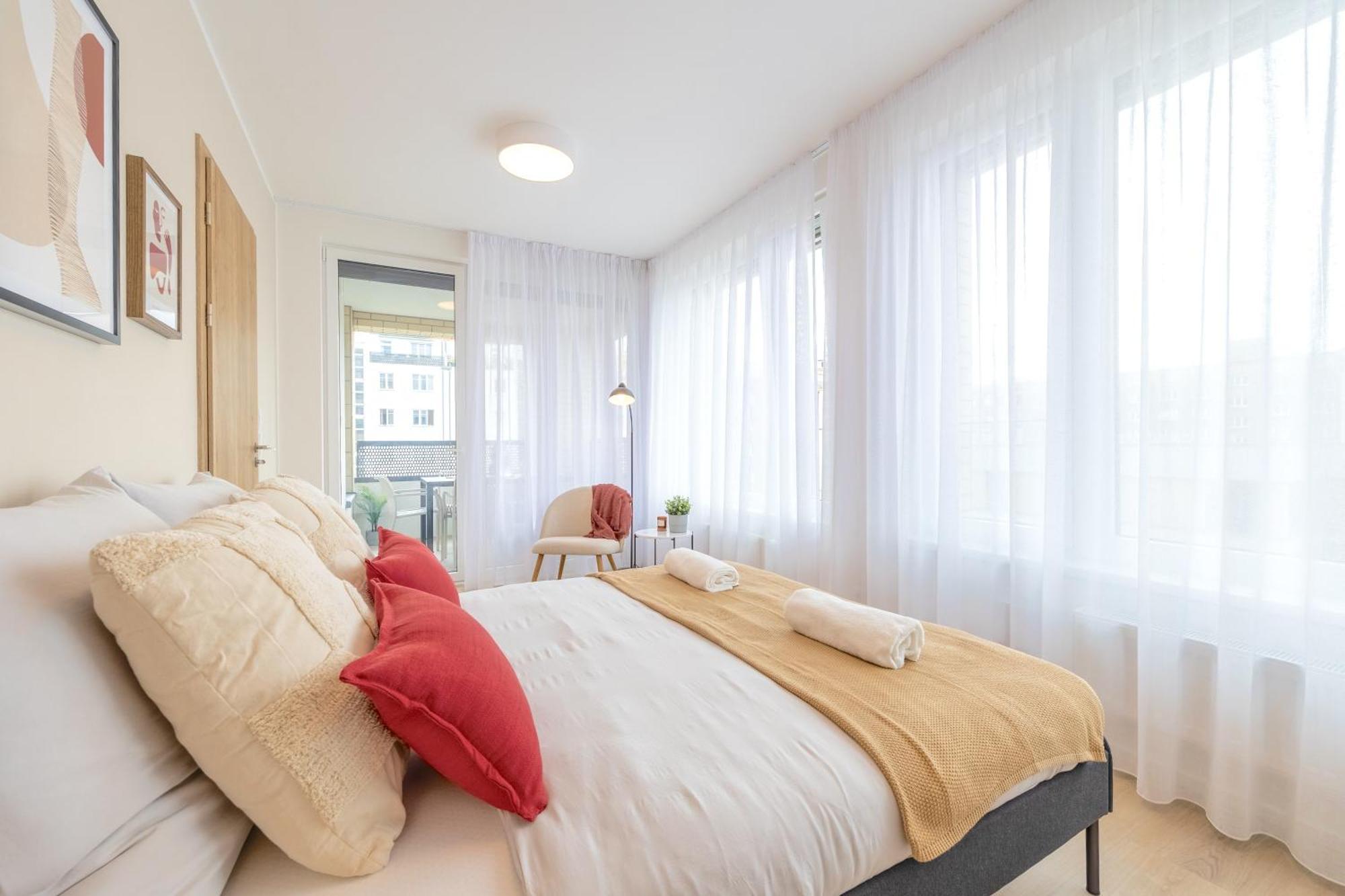 Bright 2br - 5th Floor, Balcony, Free Parking By Gravity Daire Prag
