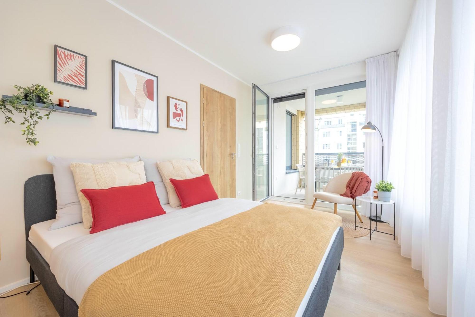 Bright 2br - 5th Floor, Balcony, Free Parking By Gravity Daire Prag