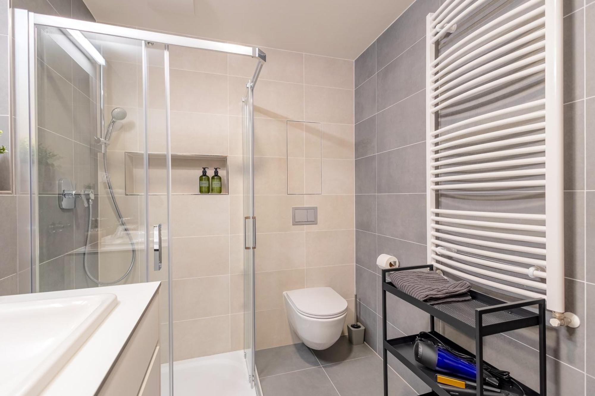 Bright 2br - 5th Floor, Balcony, Free Parking By Gravity Daire Prag