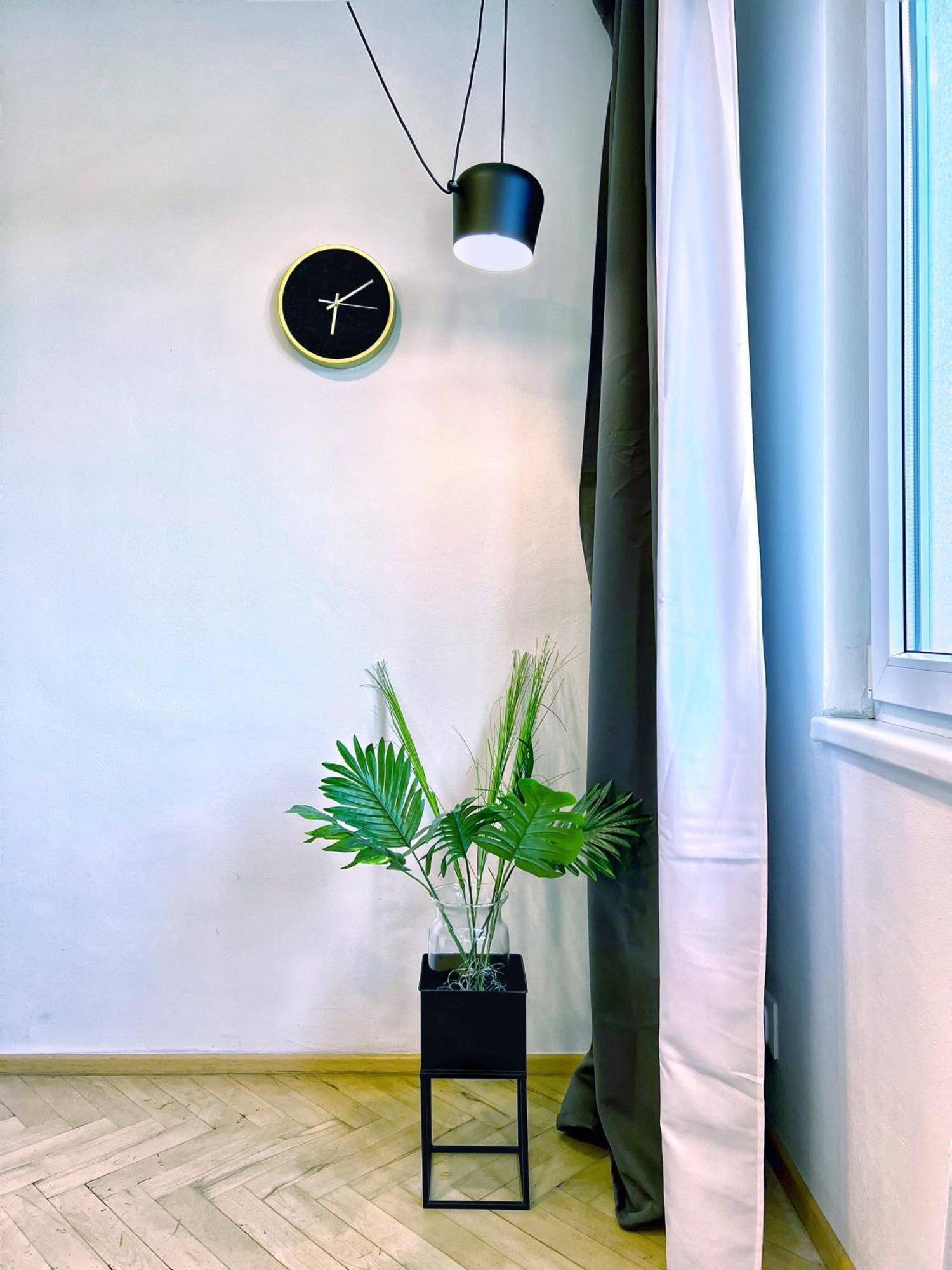 Jana's Wow Apt, 2br, Metro Next Door, Near The Airport Apartment Prague