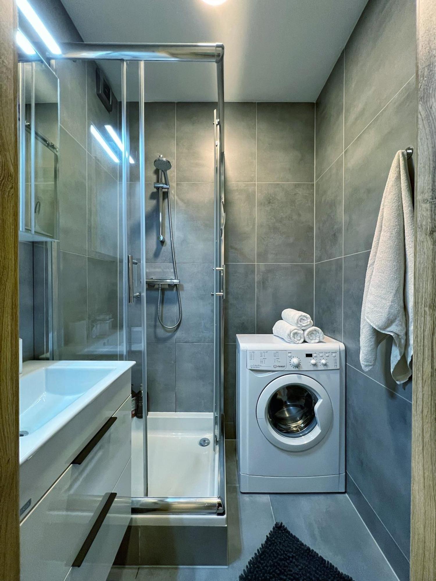 Jana's Wow Apt, 2br, Metro Next Door, Near The Airport * Prague