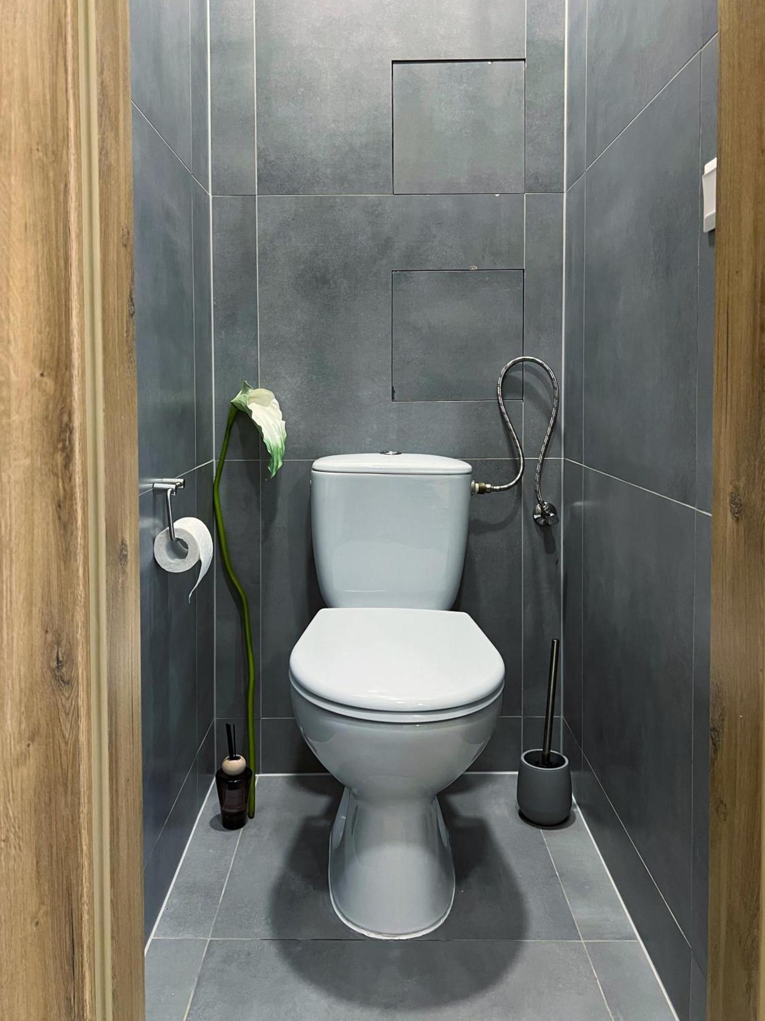Apartment Jana's Wow Apt, 2br, Metro Next Door, Near The Airport Prague
