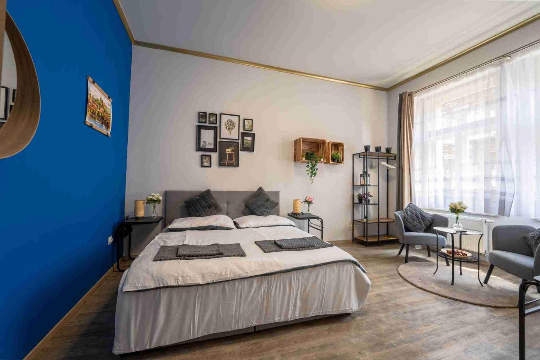 Cozy 3-brd Riverside In Center *