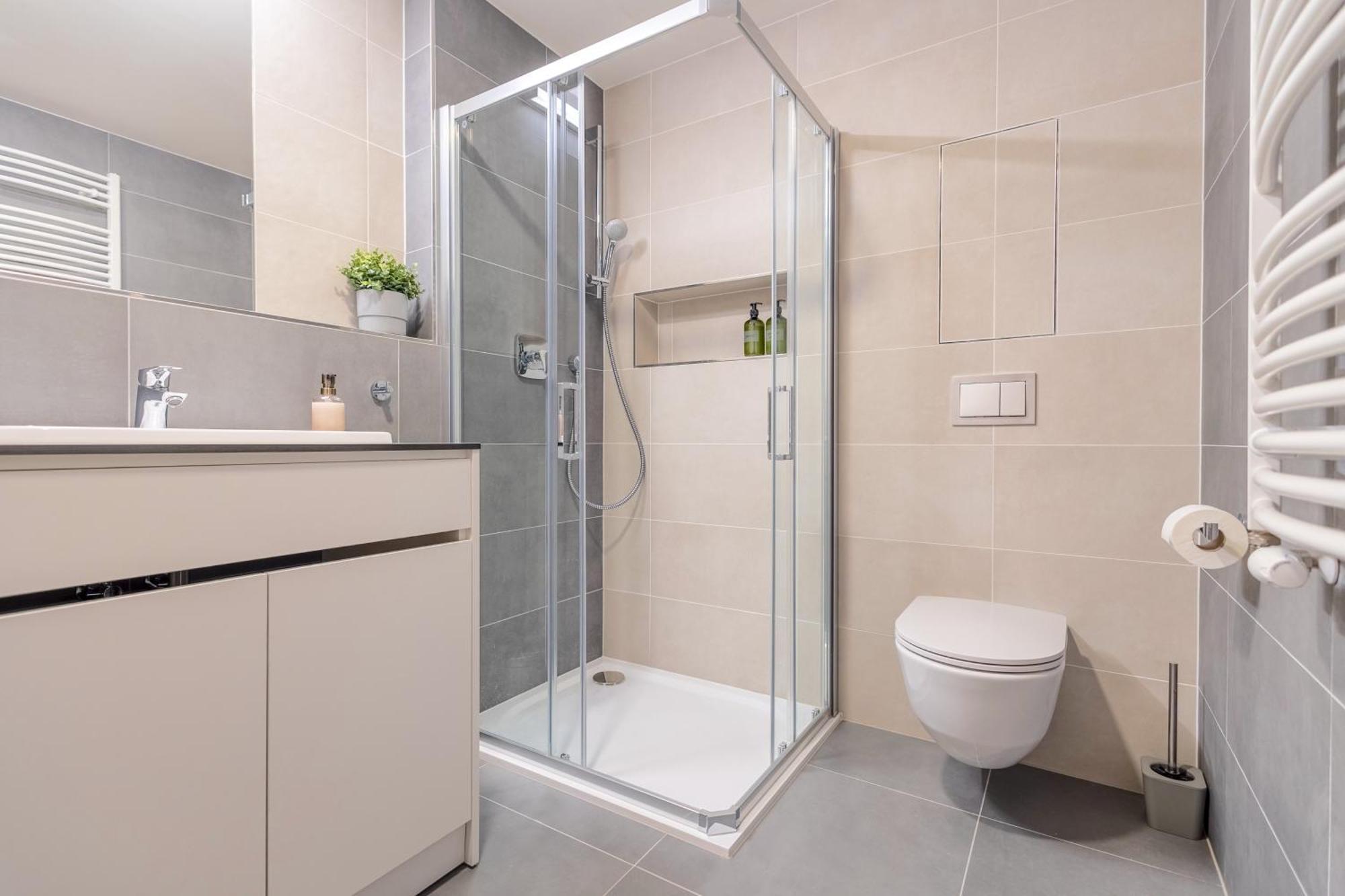 Bright 2br - 7th Floor, Balcony, Free Parking By Gravity Daire Prag