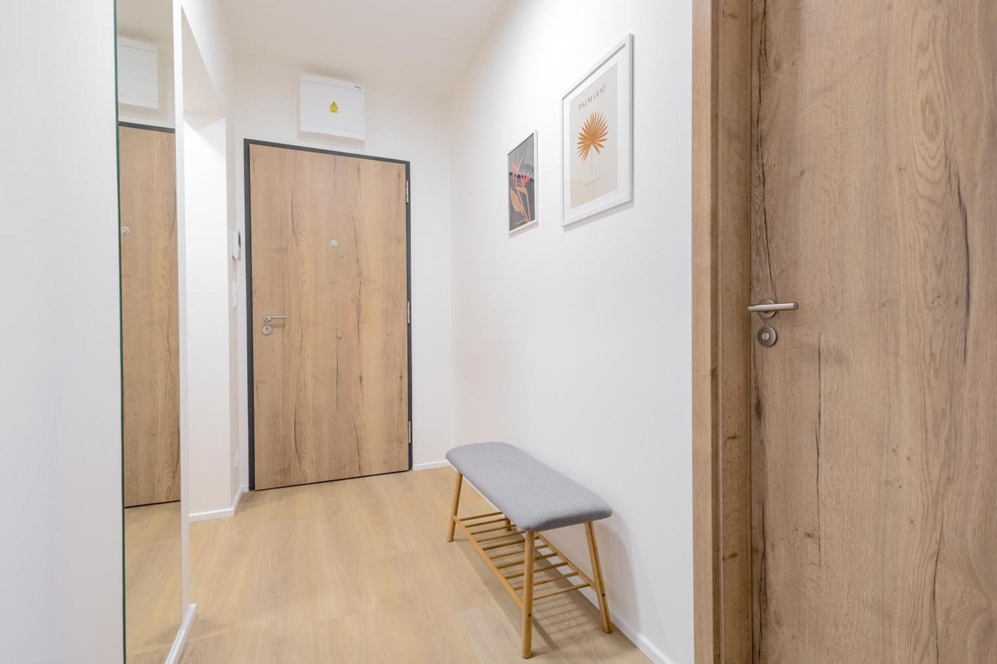 Bright 2br - 7th Floor, Balcony, Free Parking By Gravity Daire Prag