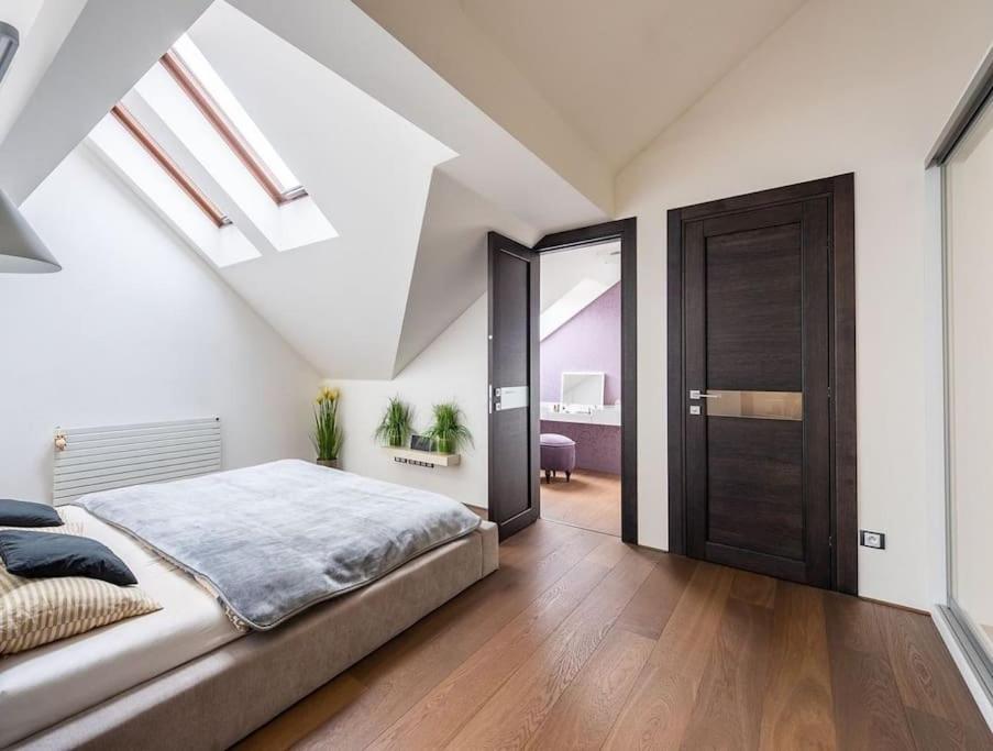 Luxusni S Terasou A Garazi Apartment