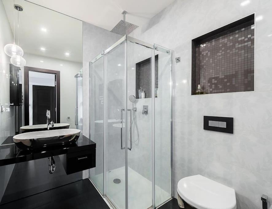 Luxusni S Terasou A Garazi Apartment