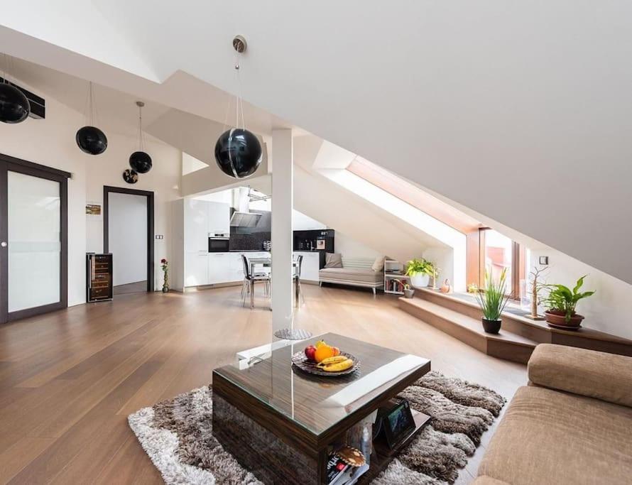 Luxusni S Terasou A Garazi Apartment Prague