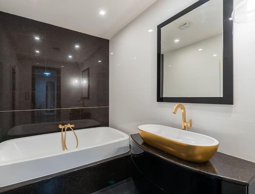 Luxusni S Terasou A Garazi Apartment Prague