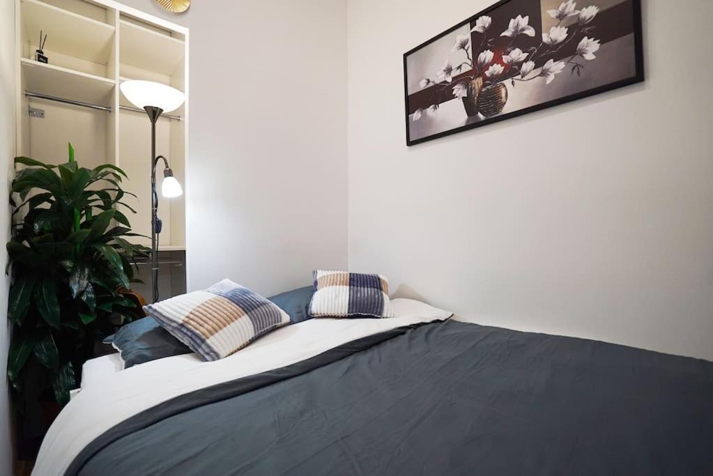 Cozy With Garage Apartment Prague