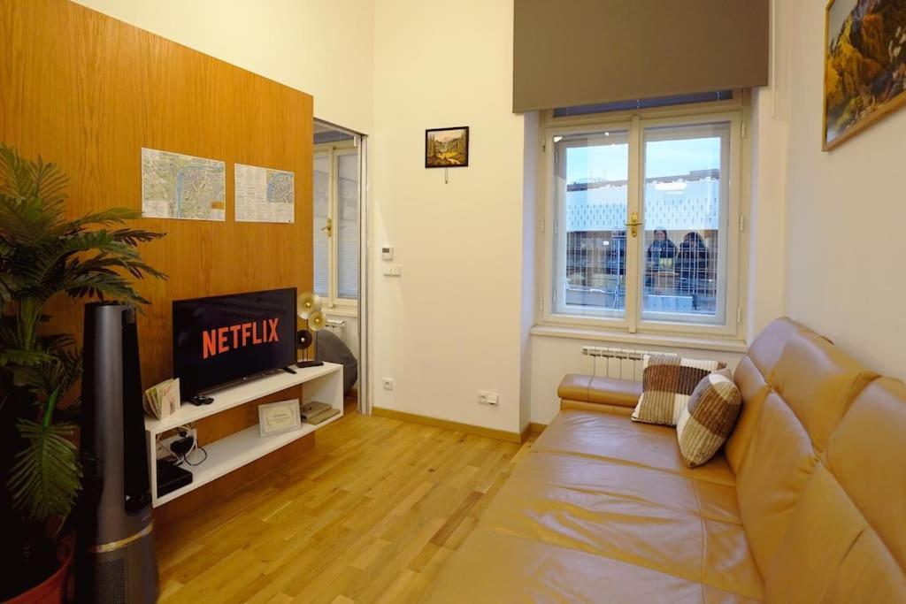 Cozy With Garage Apartment Prague