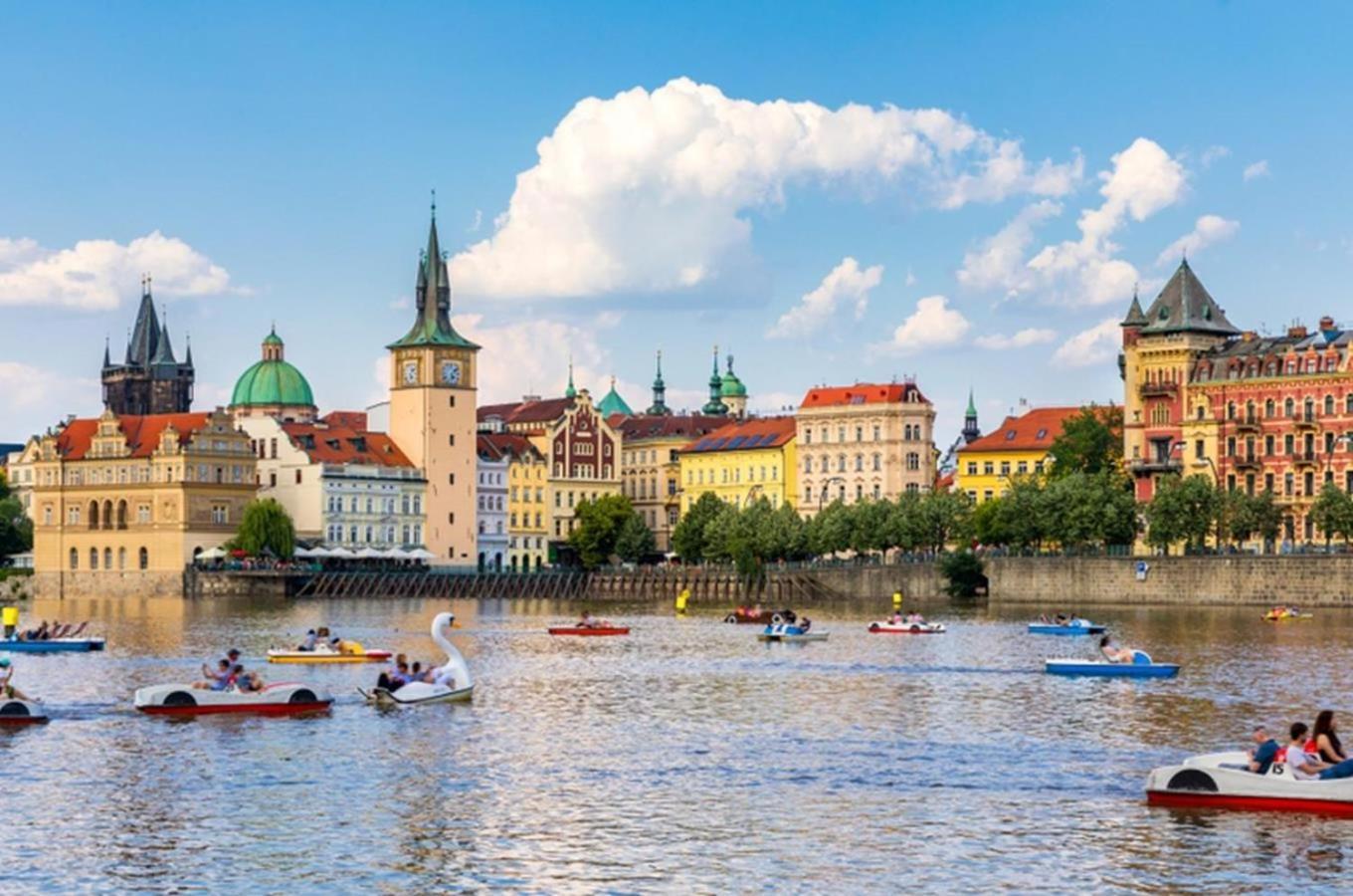 Spacious Near Karlin Square Apartment Prague