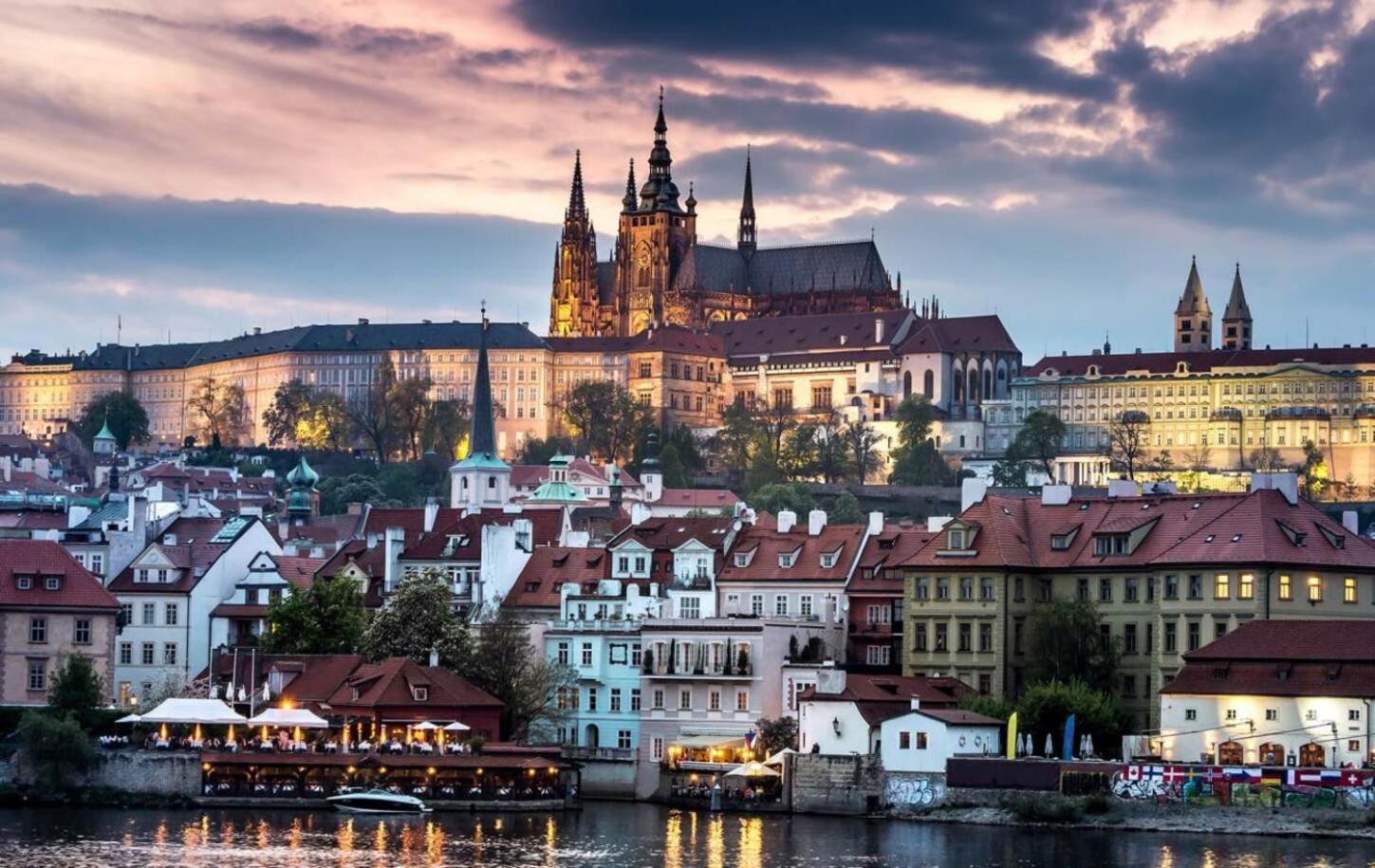 Spacious Near Karlin Square * Prague