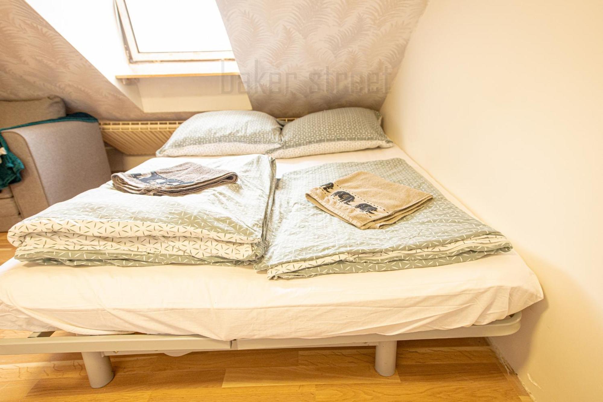 Attic 3 Bedrooms With 2 Bathrooms Apartment Prague