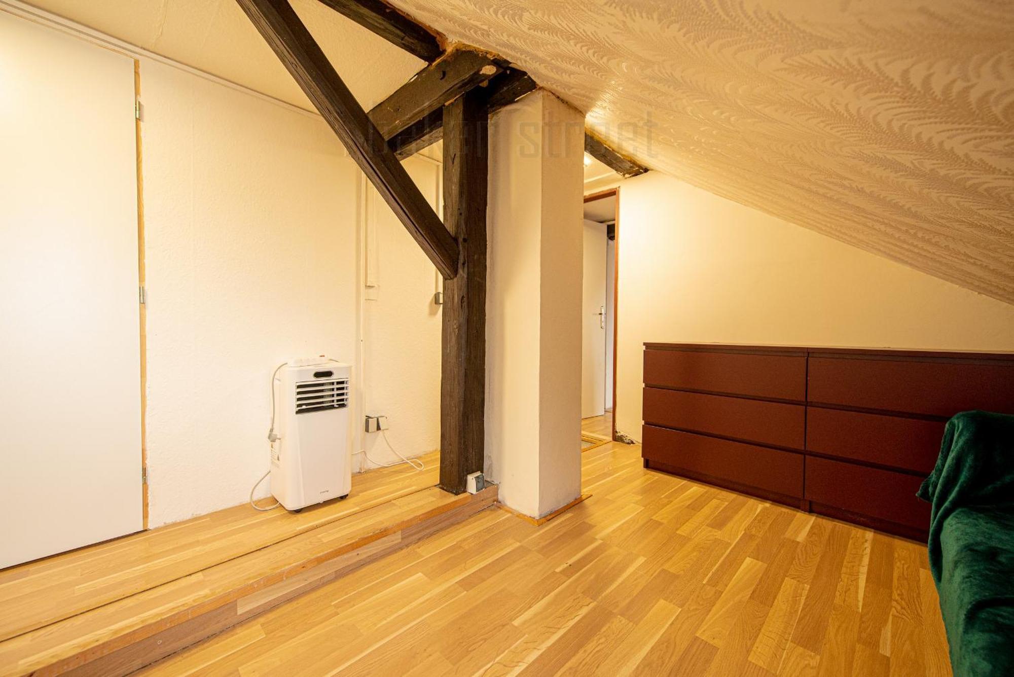 Attic 3 Bedrooms With 2 Bathrooms Apartment *