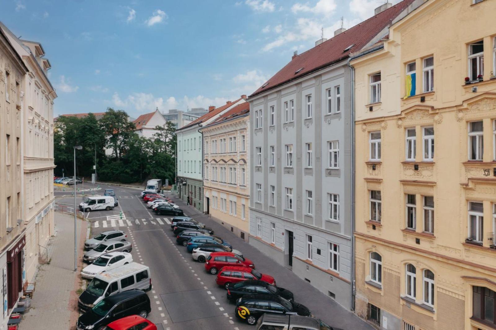 Luxury Musicians In By Metro Vysehrad Apartment