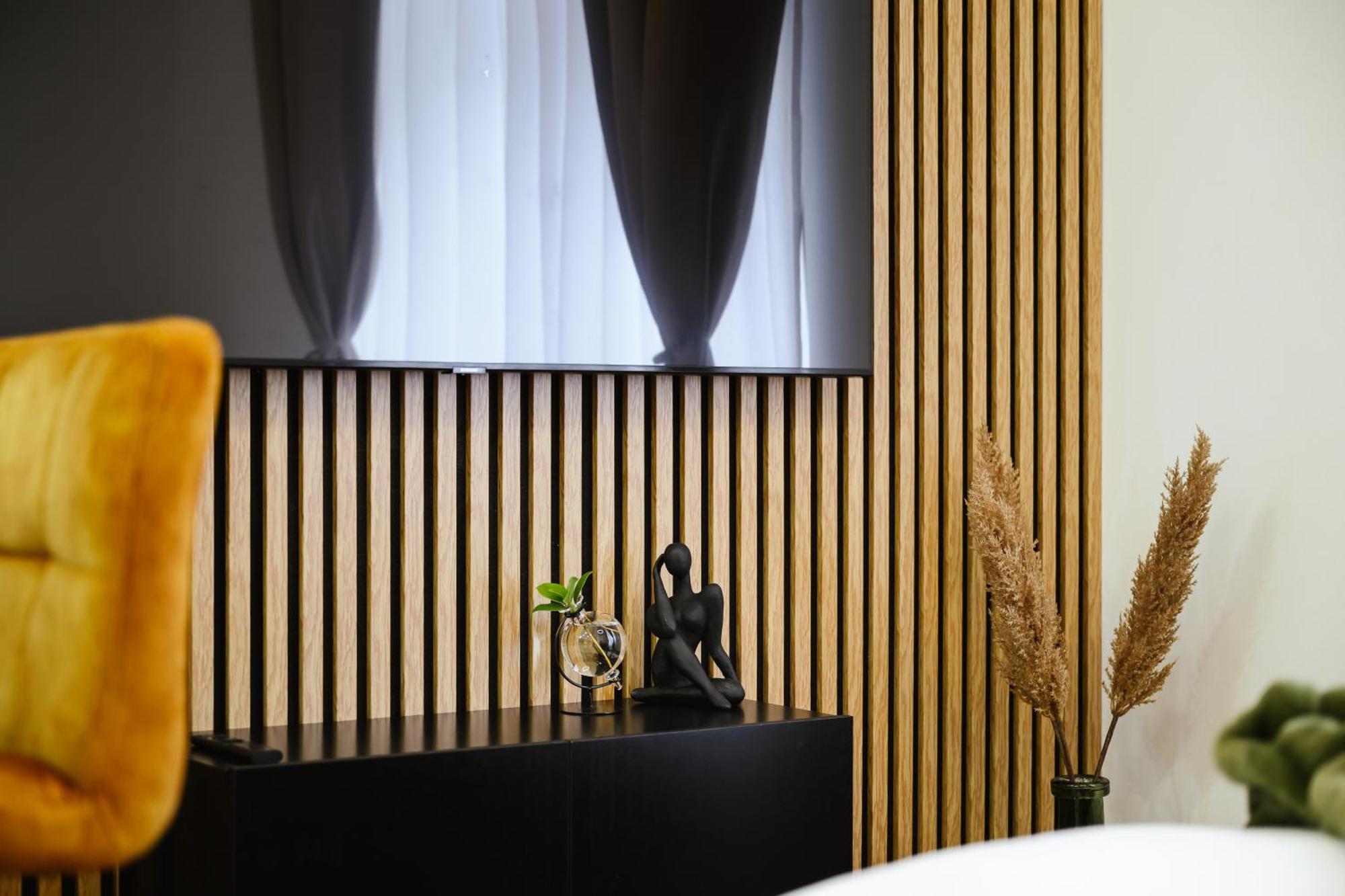 Luxury Musicians In By Metro Vysehrad Apartment