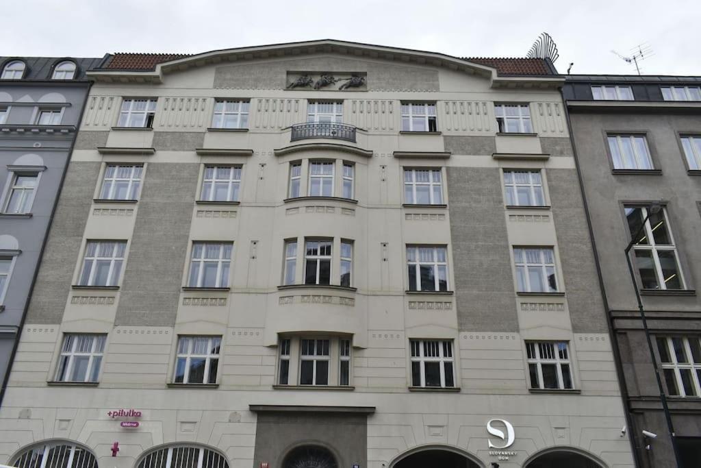 Spacious Elegance - A Gem Apartment Prague