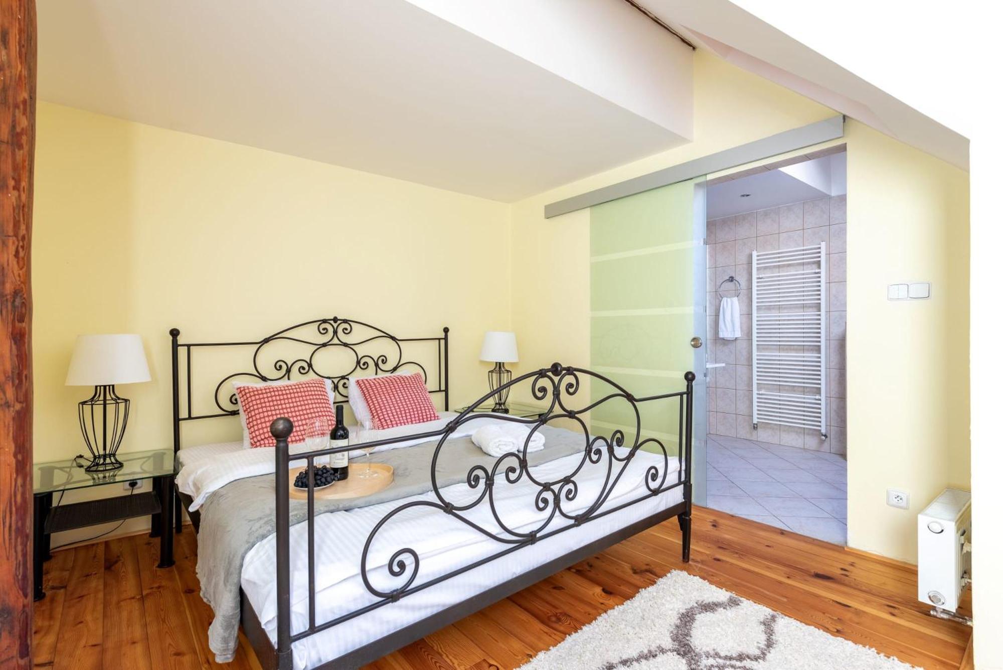 Stylish 2-level Near The National Theatre *