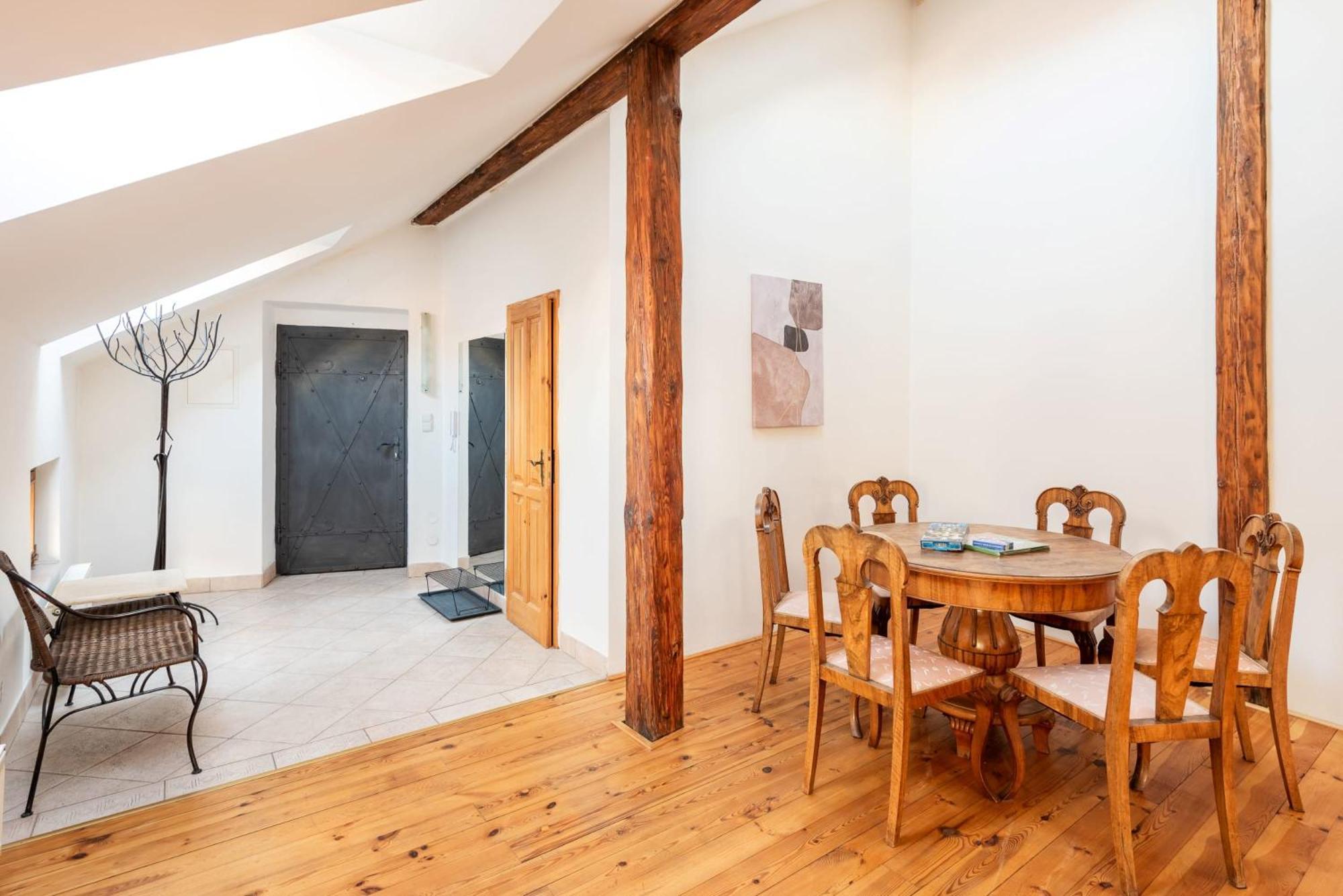 Stylish 2-level Near The National Theatre Apartamento *