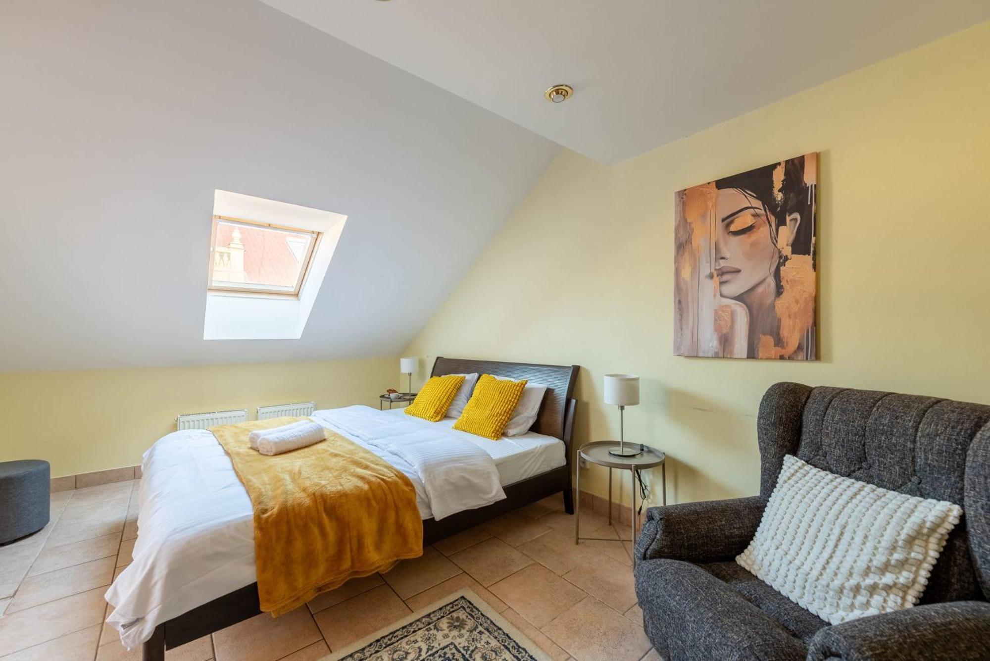 Stylish 2-level Near The National Theatre Apartamento *