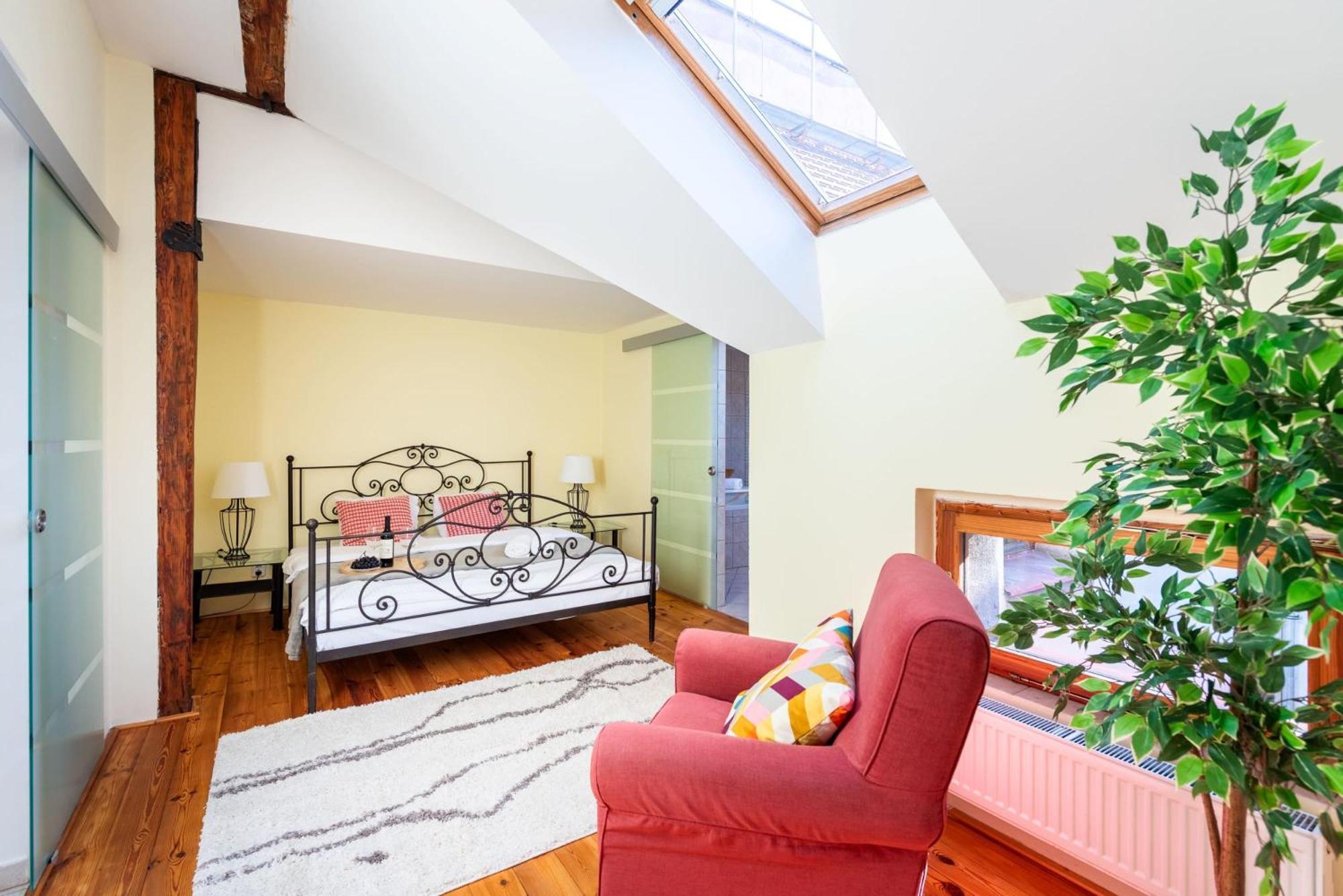 Stylish 2-level Near The National Theatre *