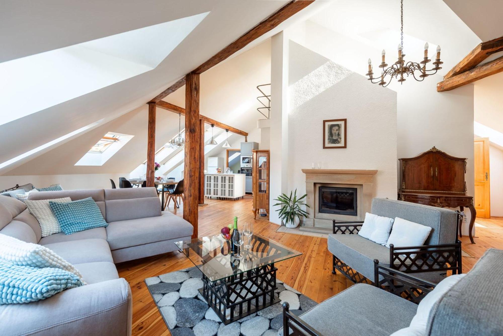 Stylish 2-level Near The National Theatre Apartamento