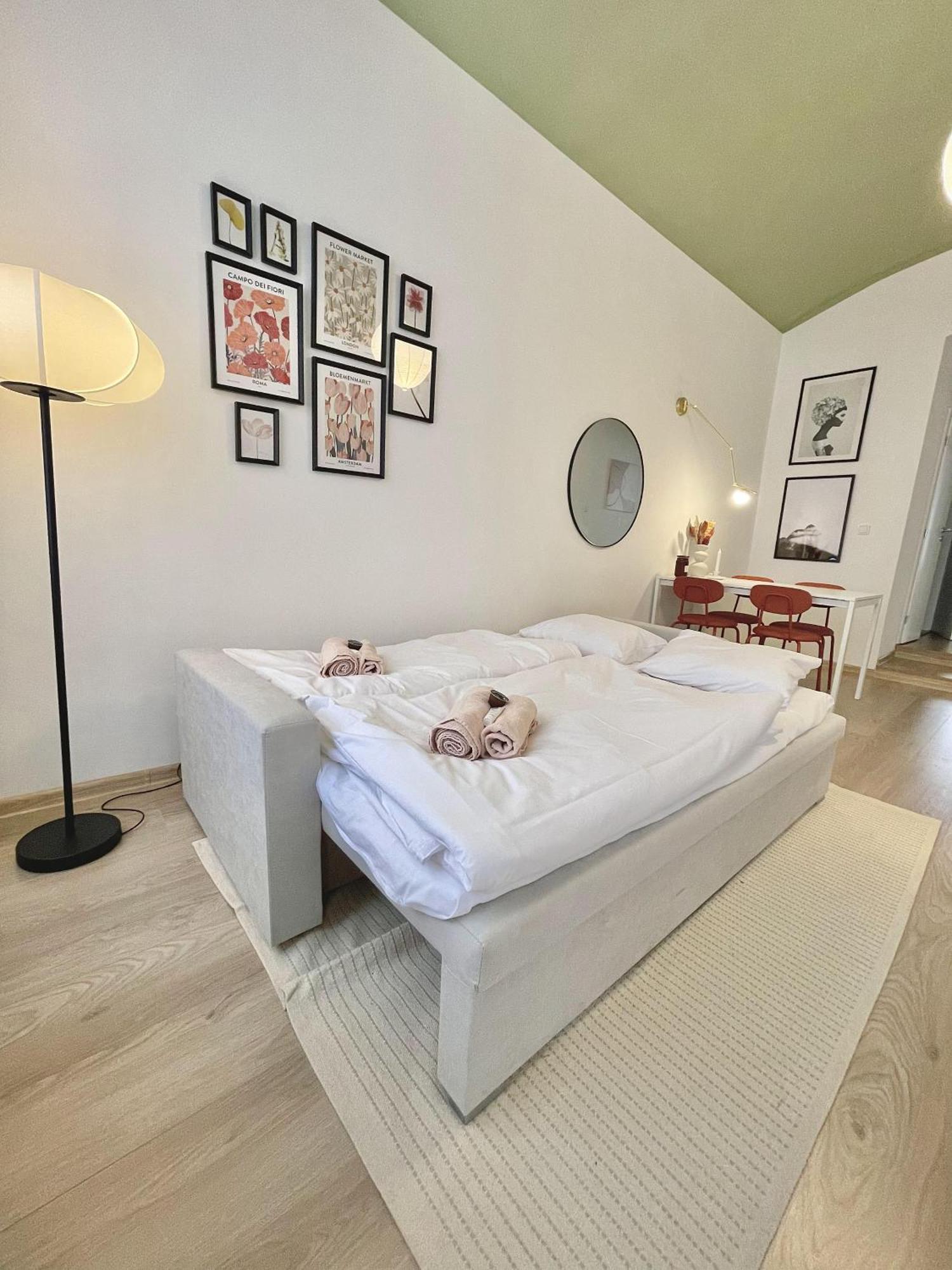 Cozy, Natural Ground Base Apartment, Prague