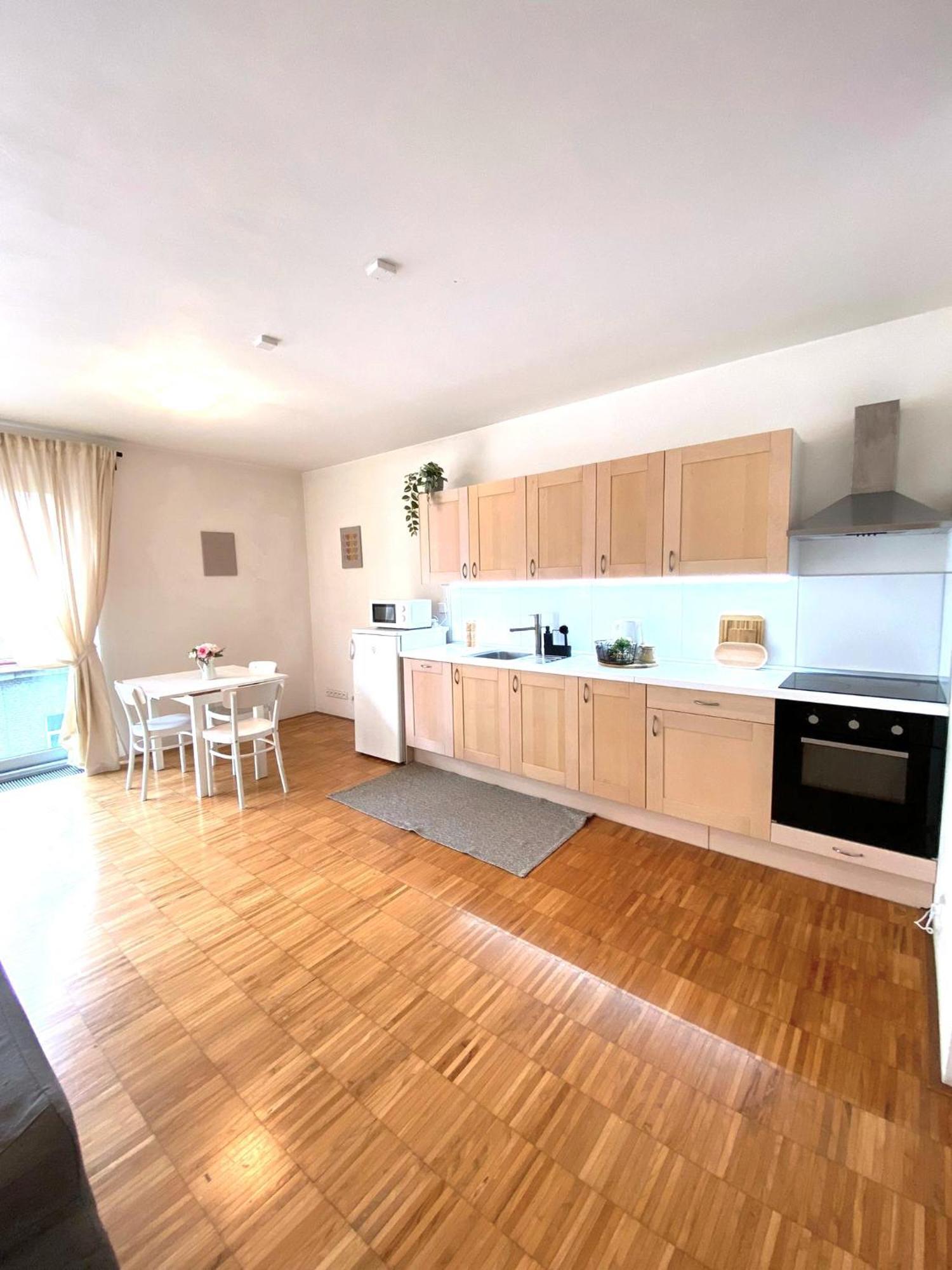 Spacious Near Center With Balcony And Garage Parking * Prag