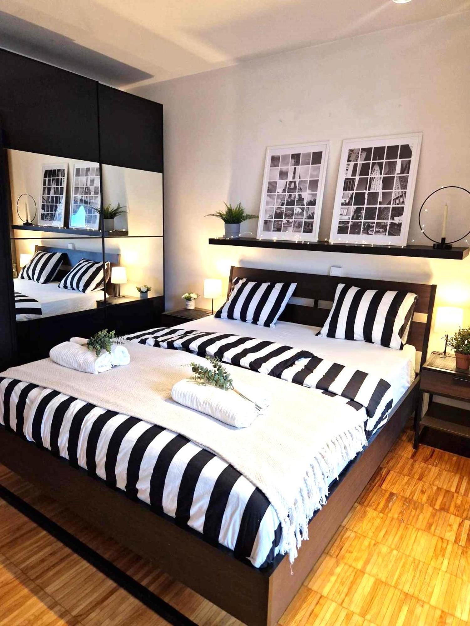 Spacious Near Center With Balcony And Garage Parking * Prag